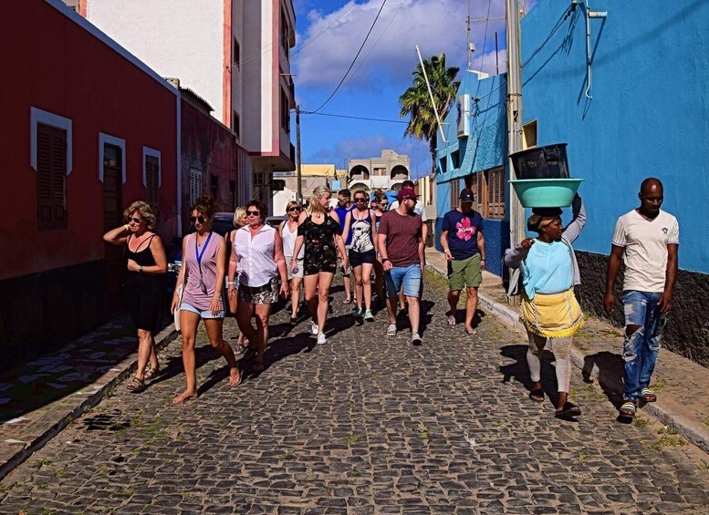 Santa Maria: Local Markets and Street Art Walking Tour