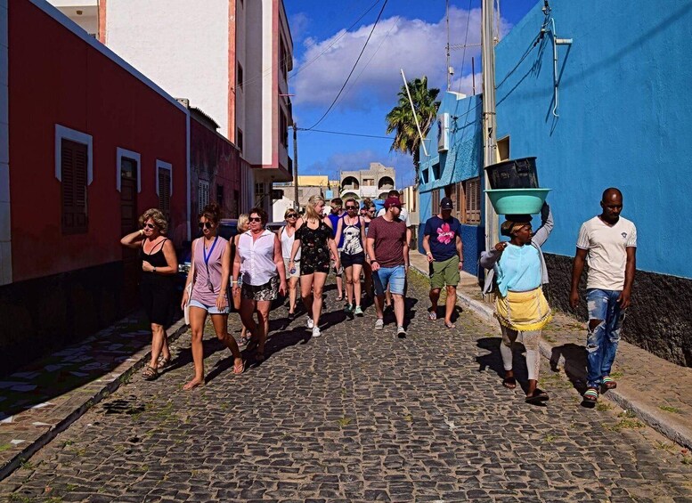 Santa Maria: Local Markets and Street Art Walking Tour