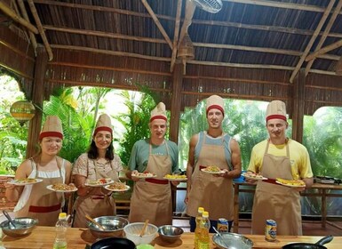 Hoi An: Evening Cooking Class with Locals in Herbs Village