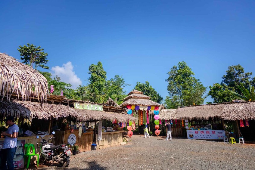 Picture 17 for Activity Chiang Mai: Long Neck Village & Chiang Rai’s Iconic Temples