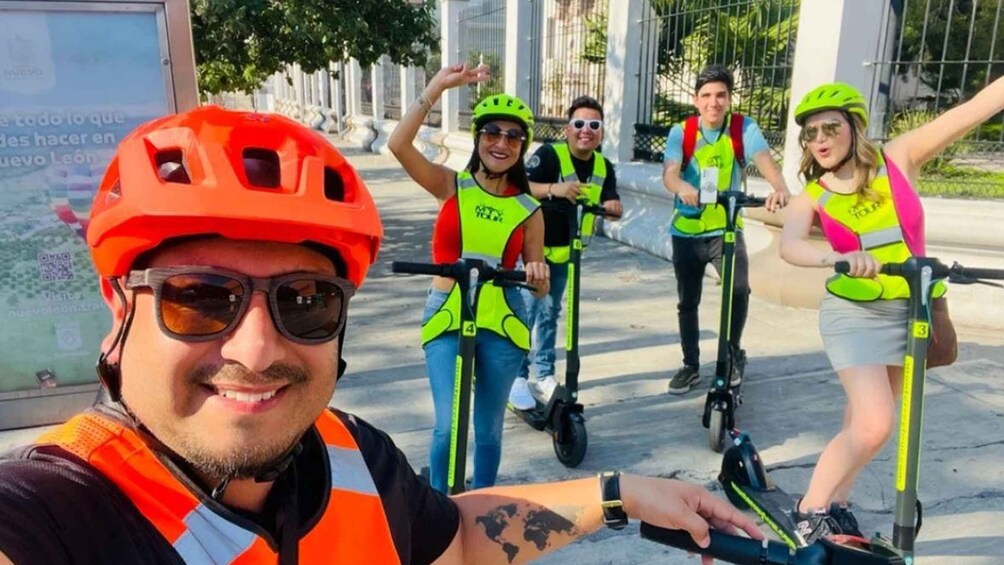 "Electric Scooter tour" in Monterrey down town with guide