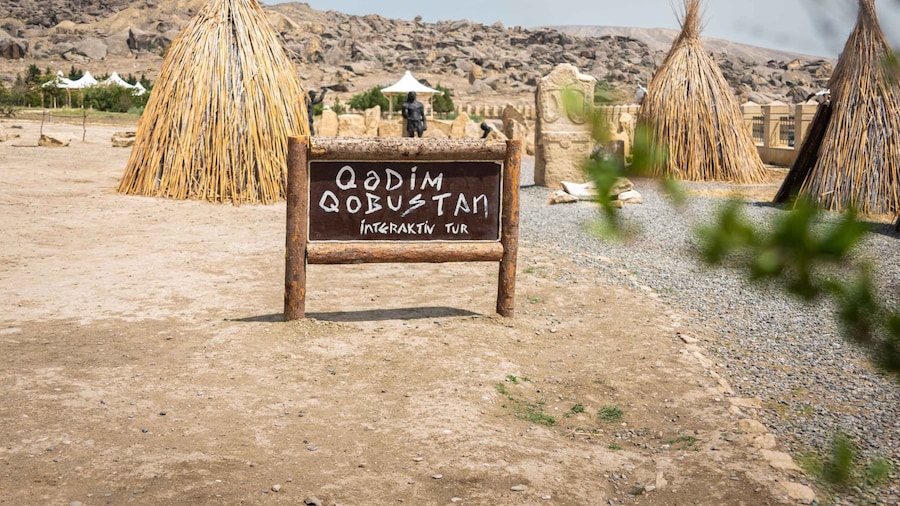 Baku: Half-Day Gobustan and Mud Volcanoes Tour with Entry