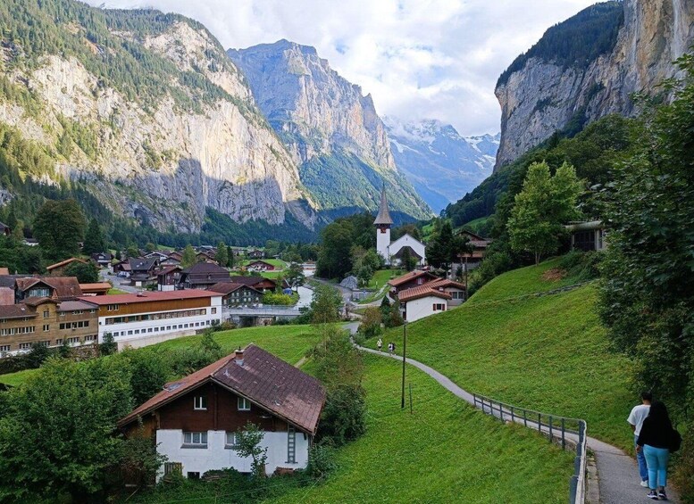 Interlaken: Highlights Tour with a Local by Private Car