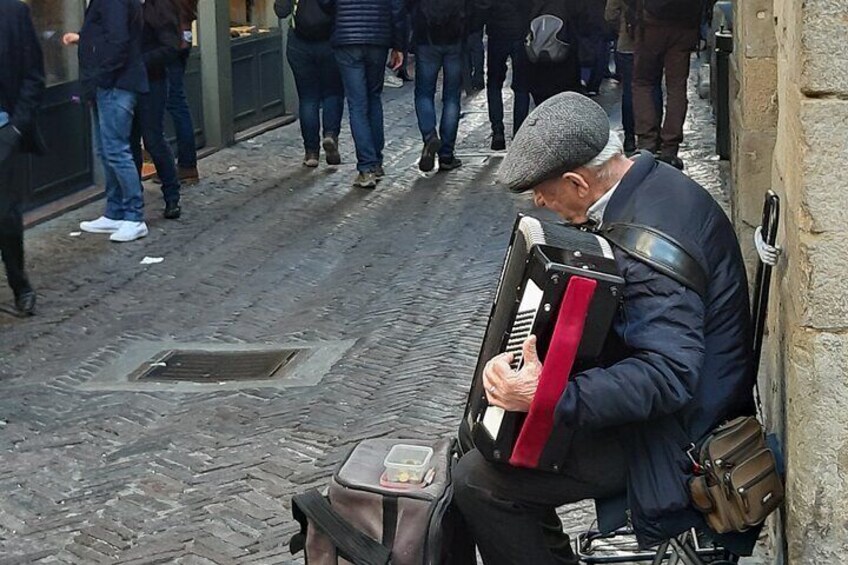 Street artist in the old street of Bergamo Città Alta
Bergamovisit