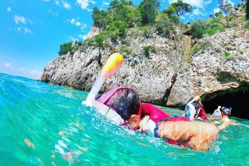 Snorkeling at the blue grotto for children of the summer camp.
NB: I have their own personal equipment.