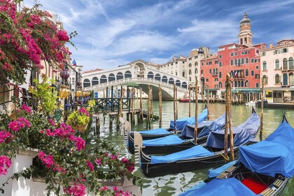 Exclusive Gondola Ride with Guided Old Town Tour