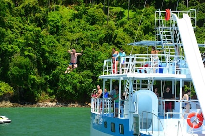 Desde Manuel Antonio: Aventura en catamarán con almuerzo incluido