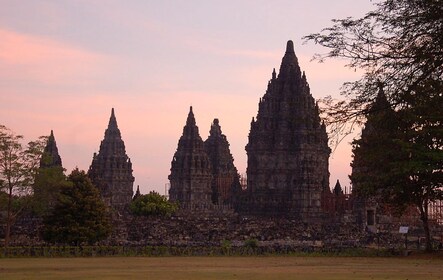 Yogyakarta: Prambanan temple afternoon tour and dinner