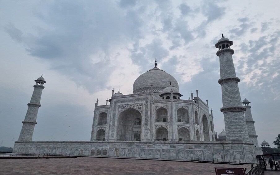 Picture 17 for Activity Agra: Taj Mahal Guided Tour with Lunch at 5-Star Hotel