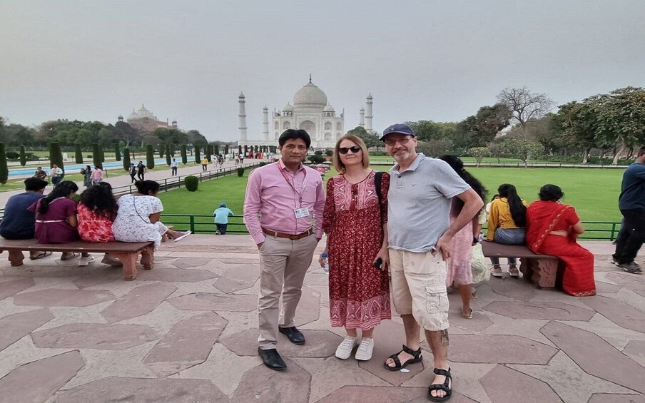 Agra: Taj Mahal Guided Tour with Lunch at 5-Star Hotel