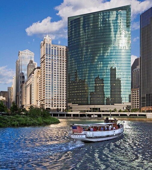 Picture 2 for Activity Chicago River: Historic Small Boat Architecture River Tour
