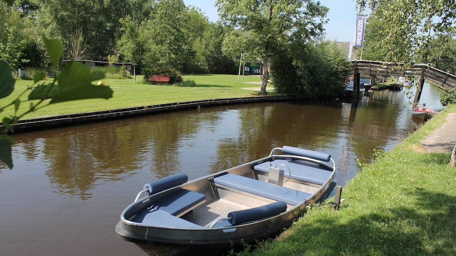 Boatrental 2 Hours 8 Person with Steeringwheel and cushions