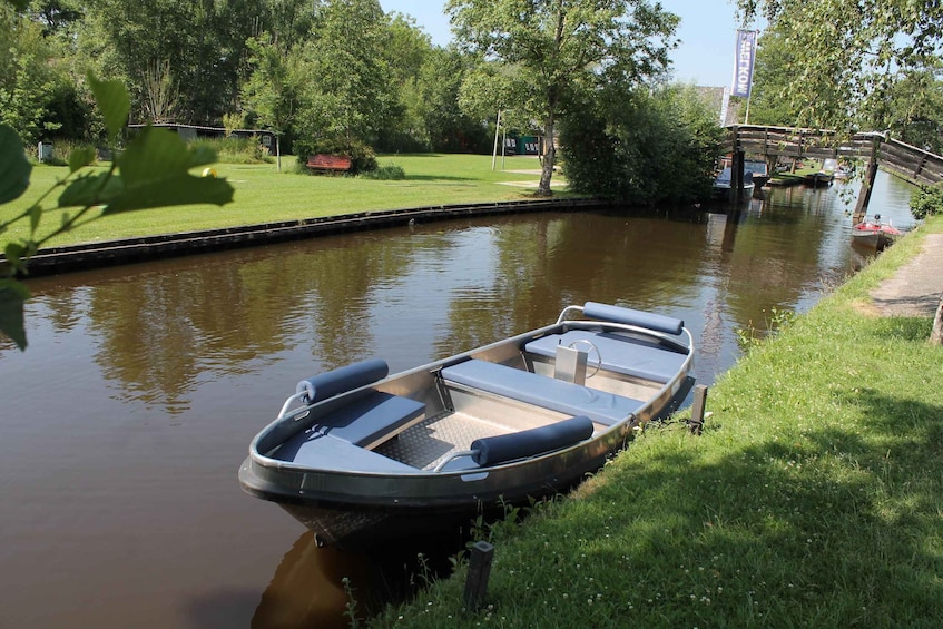 Boatrental 2 Hours 8 Person with Steeringwheel and cushions