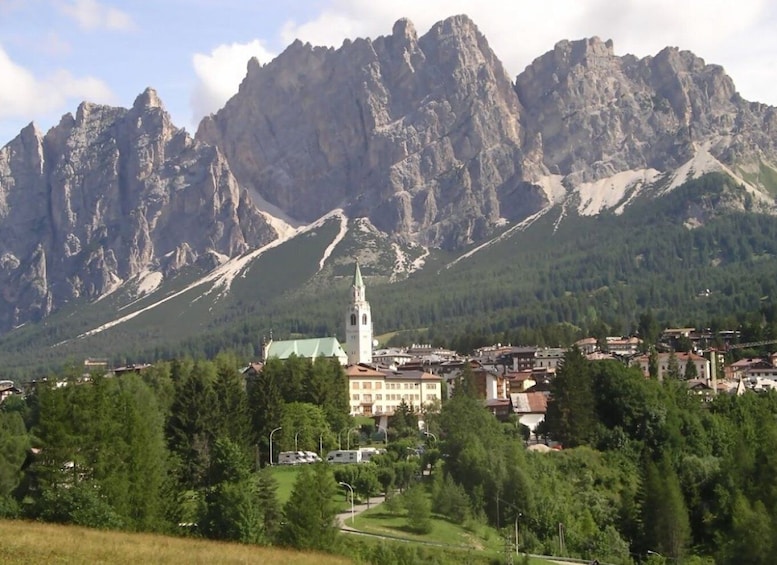Cortina d’Ampezzo: Cortina Valley and Lakes Guided Tour