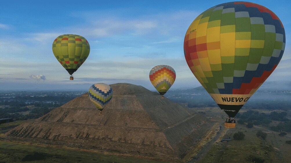 Picture 1 for Activity Hot air balloon flight in Teotihuacan with buffet breakfast