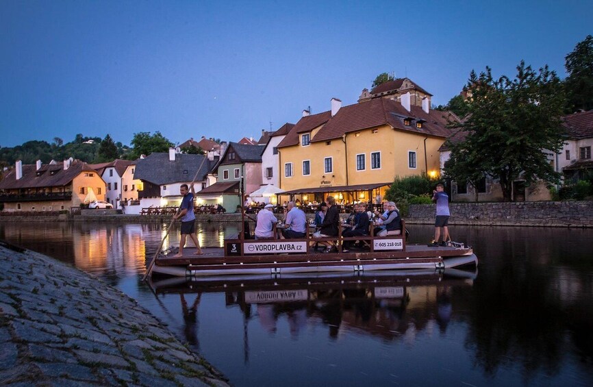 Český Krumlov: Advent Wooden Raft River Cruise