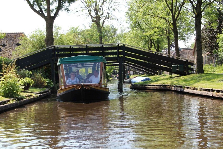Picture 3 for Activity Giethoorn: Highlights Canal Cruise and Sightseeing Village