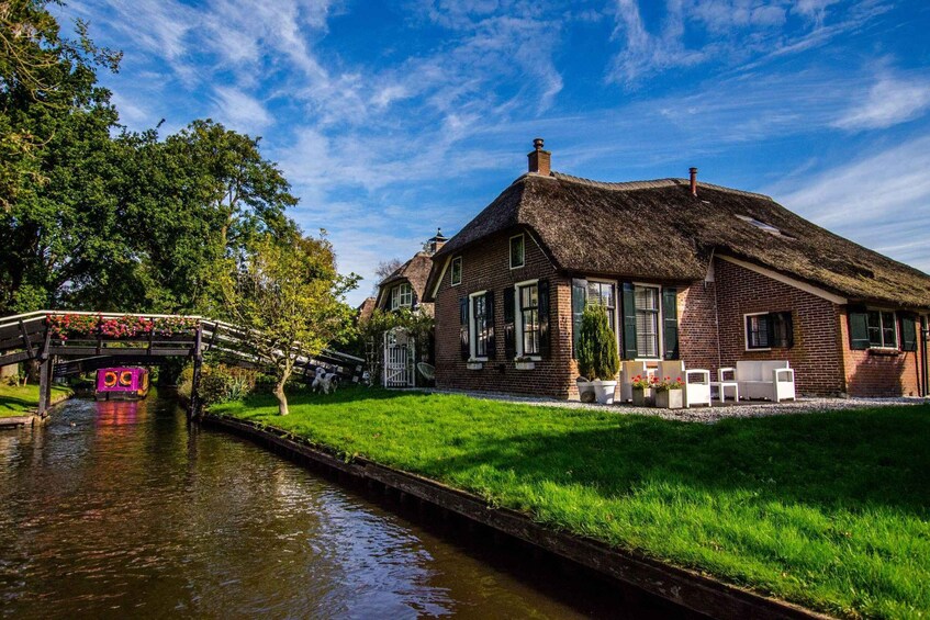 Picture 4 for Activity Giethoorn: Highlights Canal Cruise and Sightseeing Village