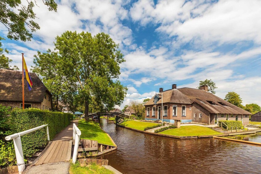 Picture 1 for Activity Giethoorn: Highlights Canal Cruise and Sightseeing Village