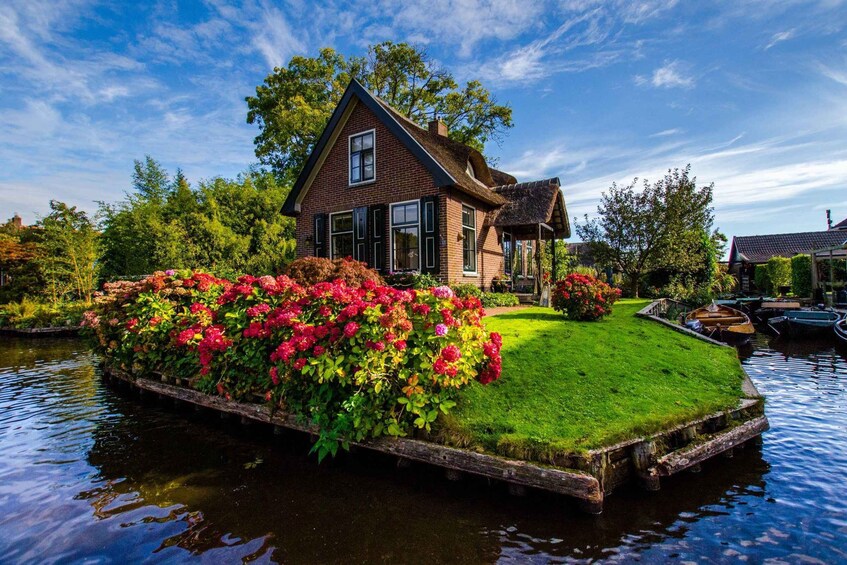 Picture 2 for Activity Giethoorn: Highlights Canal Cruise and Sightseeing Village