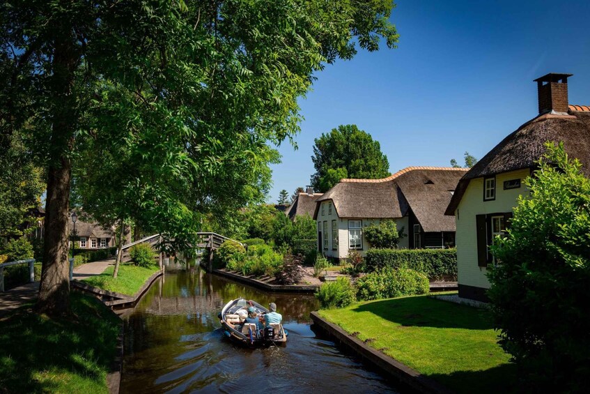 Picture 5 for Activity Giethoorn: Highlights Canal Cruise and Sightseeing Village