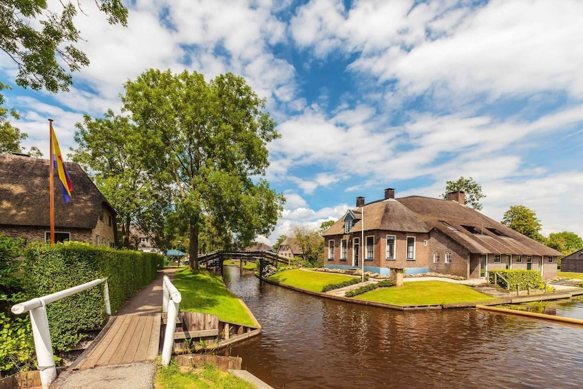 Picture 1 for Activity Giethoorn: Highlights Canal Cruise and Sightseeing Village