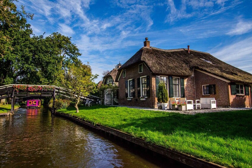 Picture 4 for Activity Giethoorn: Highlights Canal Cruise and Sightseeing Village