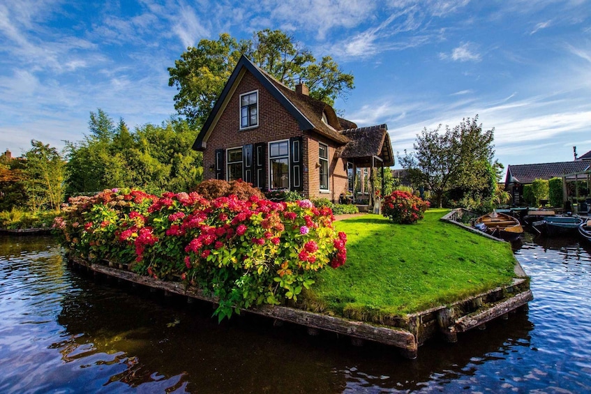 Picture 2 for Activity Giethoorn: Highlights Canal Cruise and Sightseeing Village