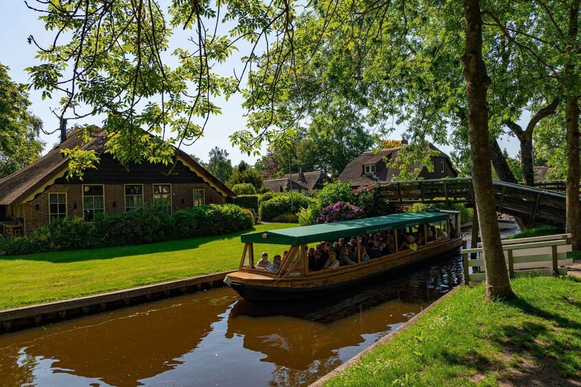 Picture 7 for Activity Giethoorn: Highlights Canal Cruise and Sightseeing Village