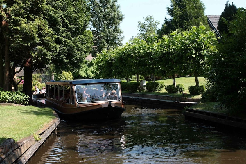 Giethoorn: Highlights Canal Cruise and Sightseeing Village