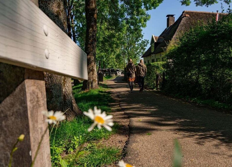 Picture 6 for Activity Giethoorn: Highlights Canal Cruise and Sightseeing Village