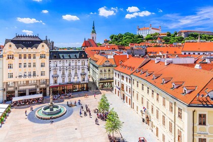 Depuis Vienne : Bus aller-retour pour Bratislava avec marche excursion