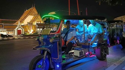 Bangkok: Old Town Food Tasting Tuk Tuk Tour at Night