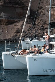 Santorini: Catamaran Caldera Cruise aterioineen ja juomineen.