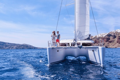 ซานโตรินี: ล่องเรือ Catamaran Caldera พร้อมอาหารและเครื่องดื่ม