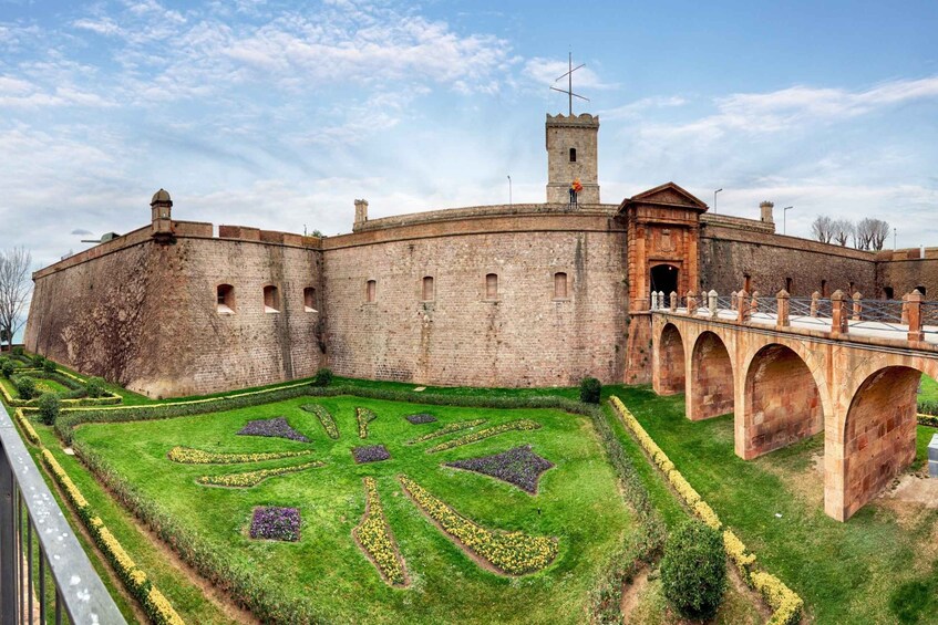 Skip-the-line Montjuïc Castle Tour with a Cable Car Ride