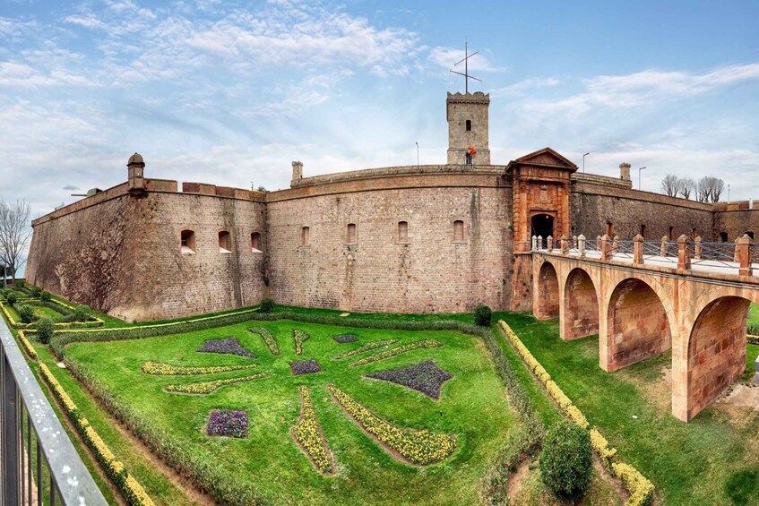 Skip-the-line Montjuïc Castle Tour with a Cable Car Ride