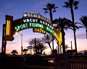 Santa Monica: Ghosts and Phantoms of the Pier Walking Tour