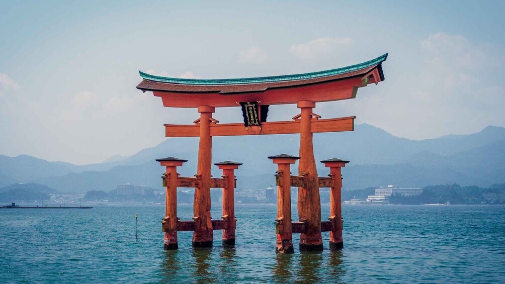 Hiroshima: Peace Memorial, Itsukushima and Miyajima Tour