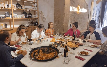 Alicante: Old town walking tour & paella show