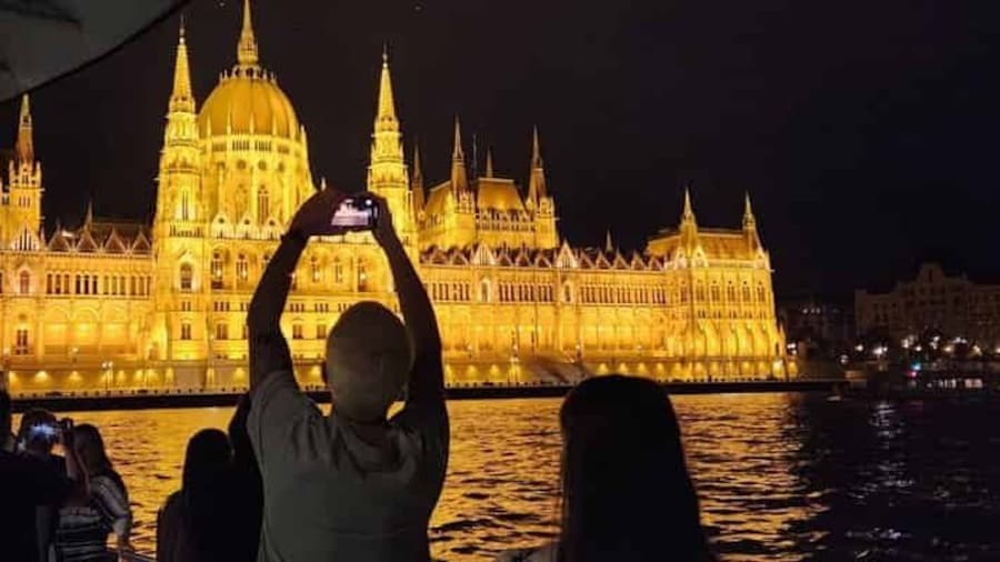 Budapest: Nighttime or Daytime Sightseeing Cruise