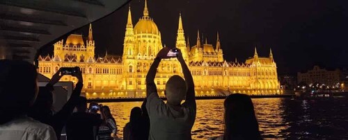 Budapest: Sightseeing-Kreuzfahrt bei Nacht oder bei Tag