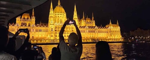 Budapest: Sightseeing-Kreuzfahrt bei Nacht oder bei Tag