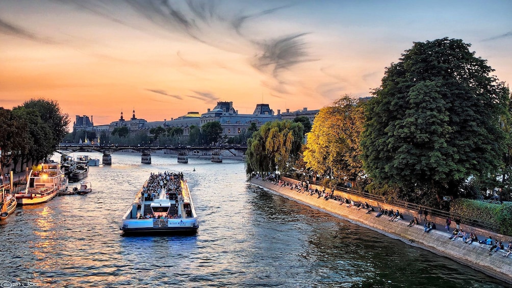 Charger l’élément 4 sur 10. Seine River cruise at dusk in Paris