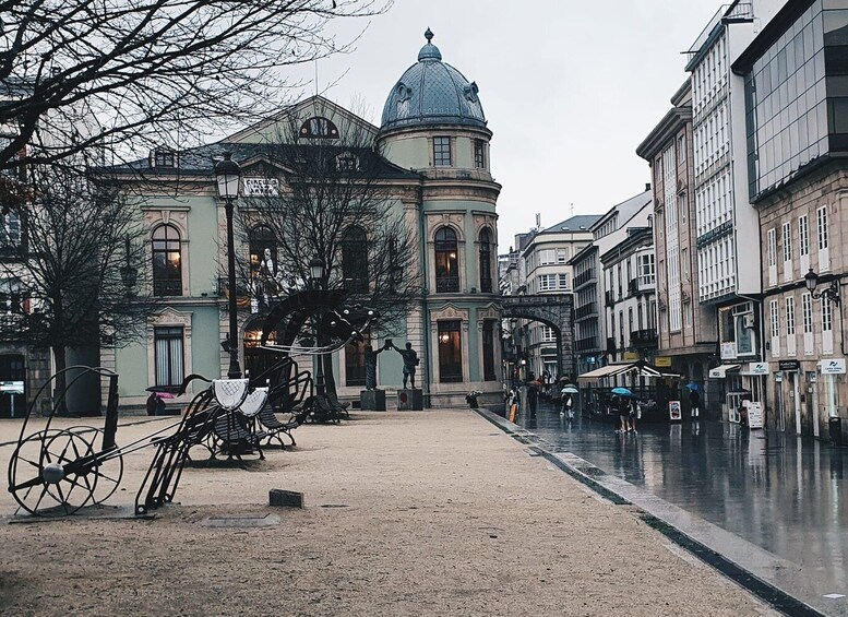 Picture 3 for Activity LUGO: Private Guided Walking Tour