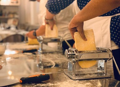 Firenze: Pasta & Tiramisu Cooking Class med ubegrenset vin