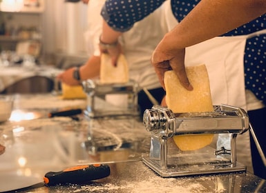 Florence: Pasta & Tiramisu Cooking Class with Unlimited Wine