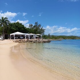 Falmouth: Bamboo Beach Club lounaalla ja cocktaileilla.