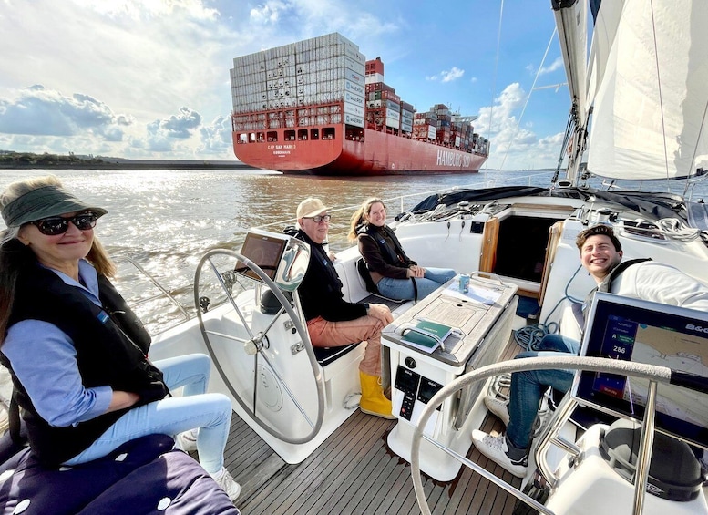 Picture 4 for Activity Authentic sailingtrip "towards Blankenese", Hamburg/Elbe