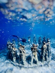 Snorkelling with Turtle and underwater Statue in Gilis